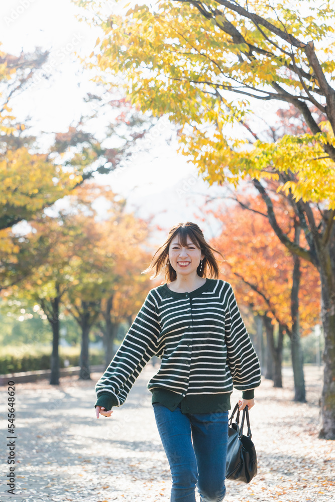 紅葉と女性 紅葉と女性