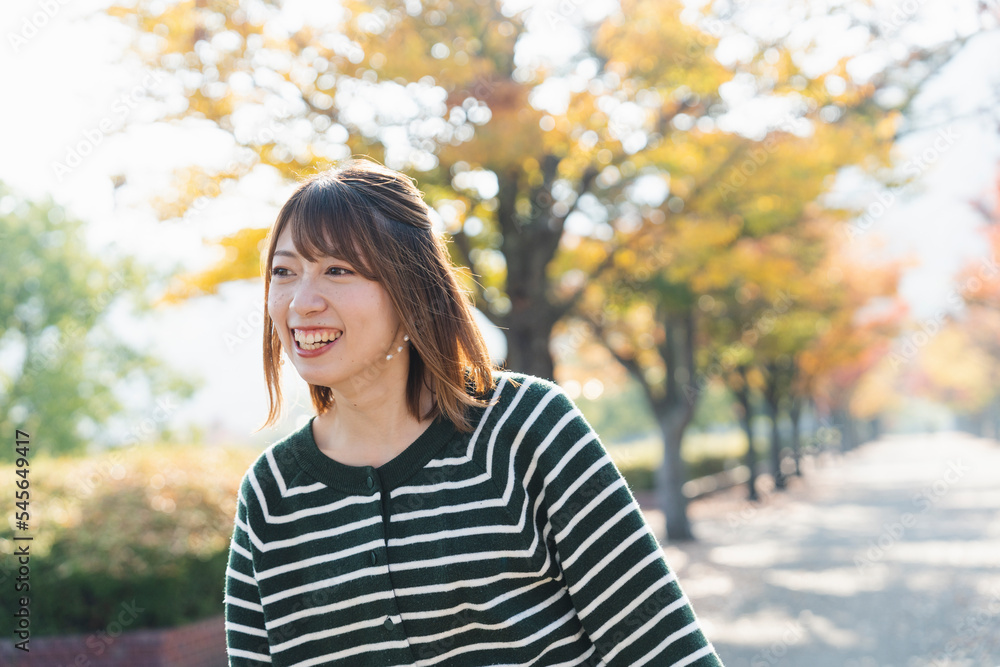紅葉と女性 紅葉と女性