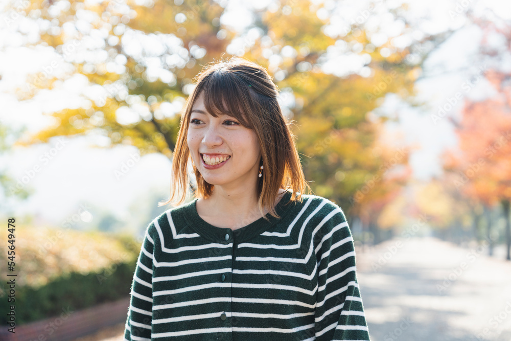 紅葉と女性 紅葉と女性