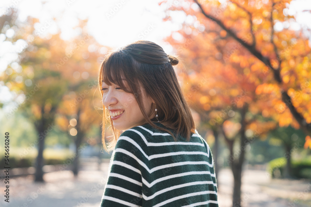 紅葉と女性 紅葉と女性