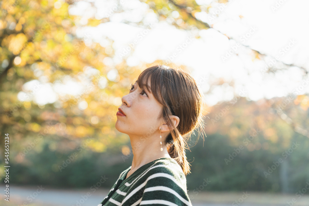 紅葉と女性 紅葉と女性