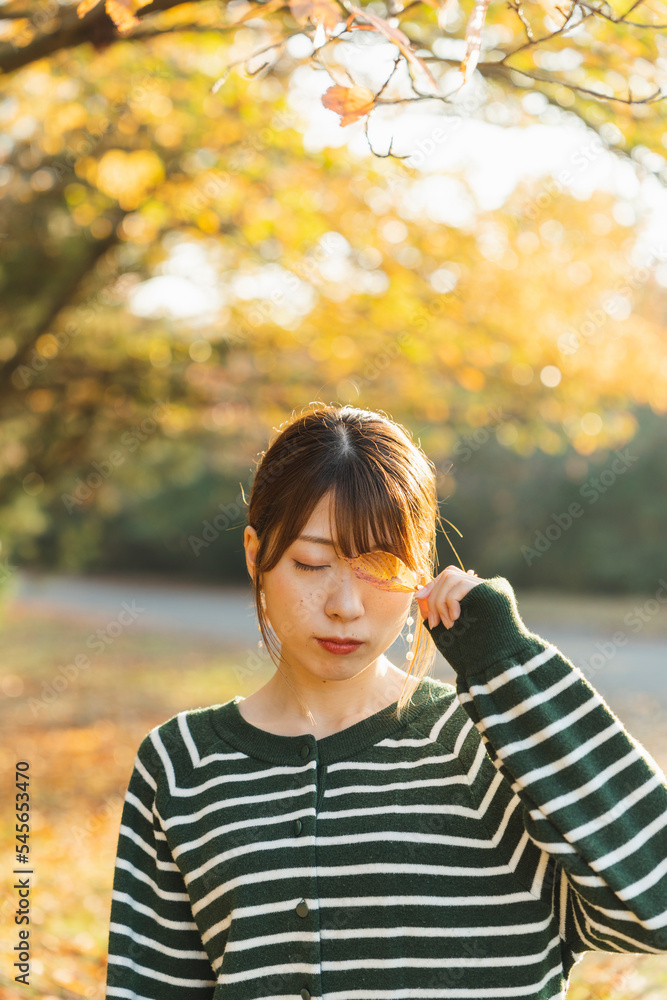 紅葉と女性 紅葉と女性