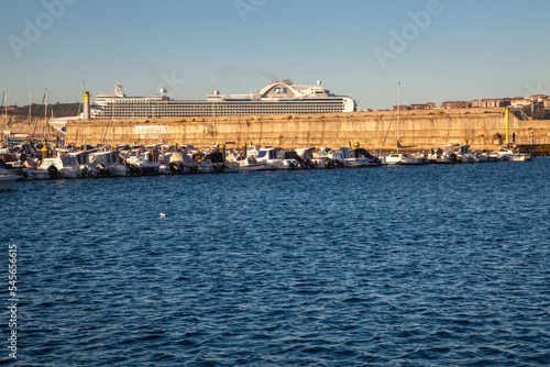 Crucero Emerald Princess atracado en el muelle Arriluce en Getxo, Vizcaya, País Vasco