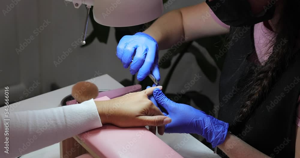 Tratamiento de manos, limpieza y pintura de uñas Tratamiento de manos, limpieza y pintura de uñas
