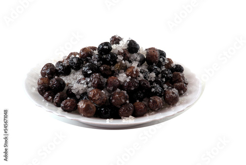 Piatto ripieno di olive sotto il sale. Ricetta tradizionale meridionale