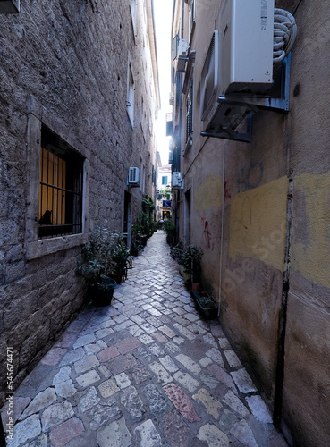 Kotor jest jednym z najlepiej zachowanych   redniowiecznych miast w po  udniowo-wschodniej Europie  pe  en zabytkowych budowli. Stare Miasto otoczone jest   redniowiecznymi murami miejskimi  kt  re     cz   s