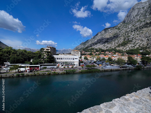 Kotor – miasto portowe w południowo-zachodniej części Czarnogóry. Położone nad Zatoką Kotorską, na krańcu Zalewu Kotorskiego, na wybrzeżu Adriatyku