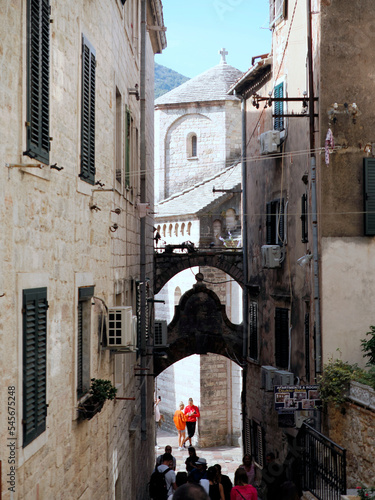 Kotor jest jednym z najlepiej zachowanych średniowiecznych miast w południowo...