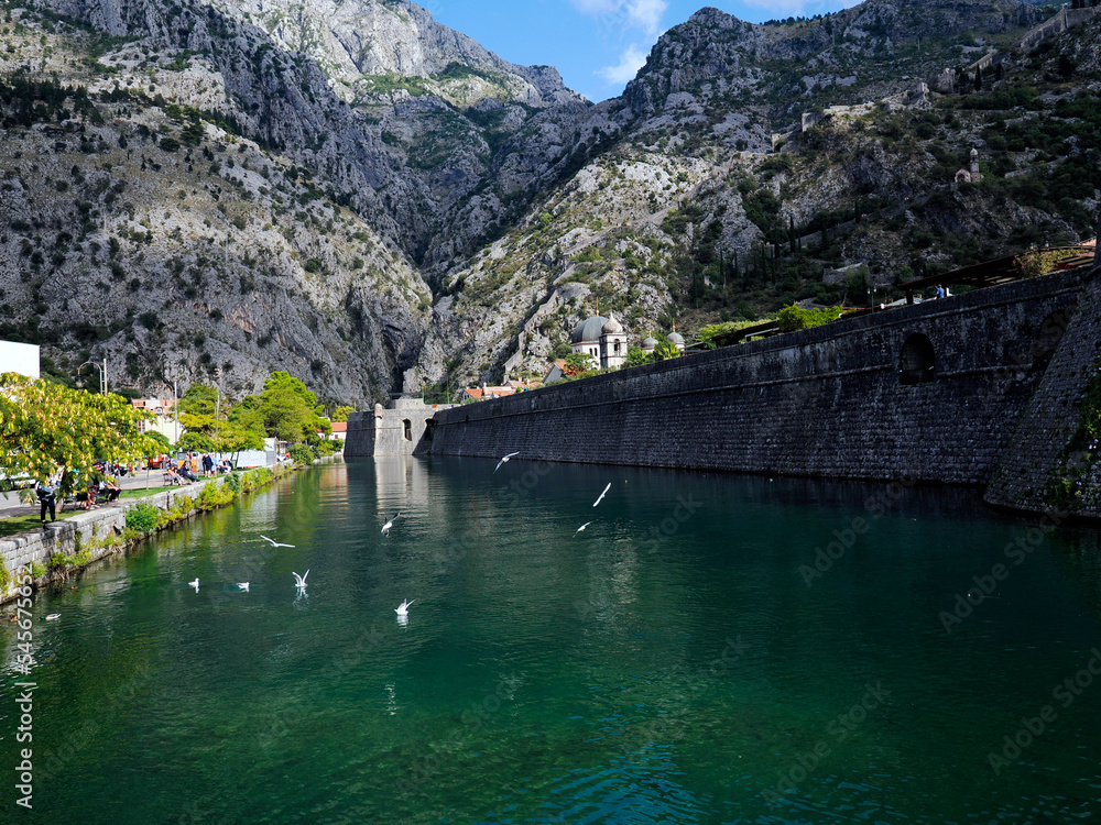 Kotor jest jednym z najlepiej zachowanych średniowiecznych miast w południowo-wschodniej Europie, pełen zabytkowych budowli. Stare Miasto otoczone jest średniowiecznymi murami miejskimi, które łączą s Kotor jest jednym z najlepiej zachowanych średniowiecznych miast w południowo-wschodniej Europie, pełen zabytkowych budowli. Stare Miasto otoczone jest średniowiecznymi murami miejskimi, które łączą s