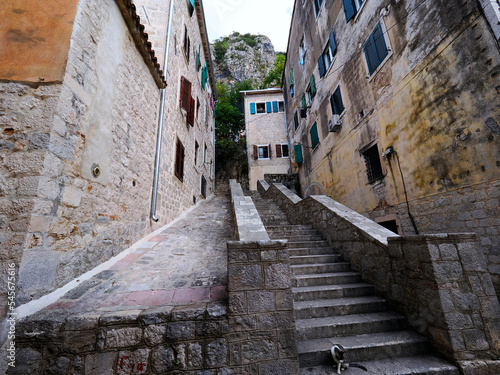 Kotor jest jednym z najlepiej zachowanych średniowiecznych miast w południowo-wschodniej Europie, pełen zabytkowych budowli. Stare Miasto otoczone jest średniowiecznymi murami miejskimi, które łączą s © JDziedzic