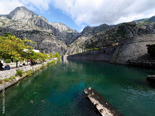 Kotor jest jednym z najlepiej zachowanych średniowiecznych miast w południowo...