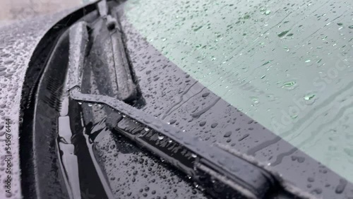 車に降る雨　水滴　スローモーション　撥水　雨粒
