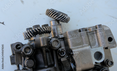 Foto Broken gear on the balancer shafts and oil pump drive in a car engine