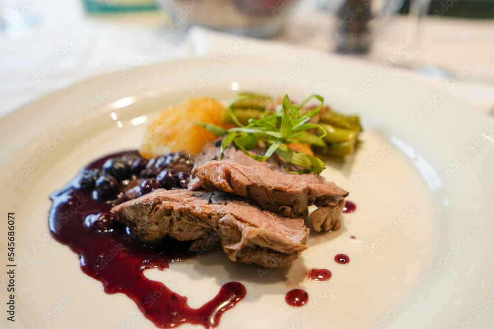 Schweinebraten mit Blaubeer-Sauce Schweinebraten mit Blaubeer-Sauce