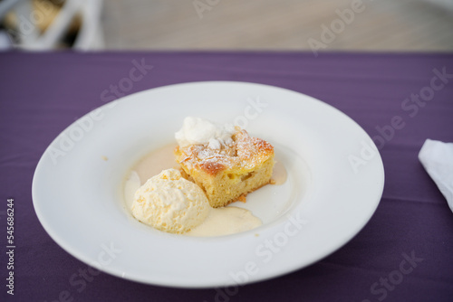 Apfelkuchen mit Vanille-Eis und Puderzucker