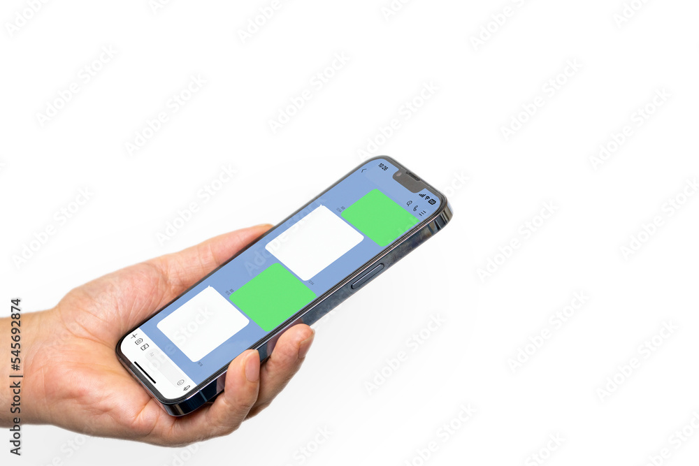 SNSでメッセージを送る手元のイメージ SNSでメッセージを送る手元のイメージ