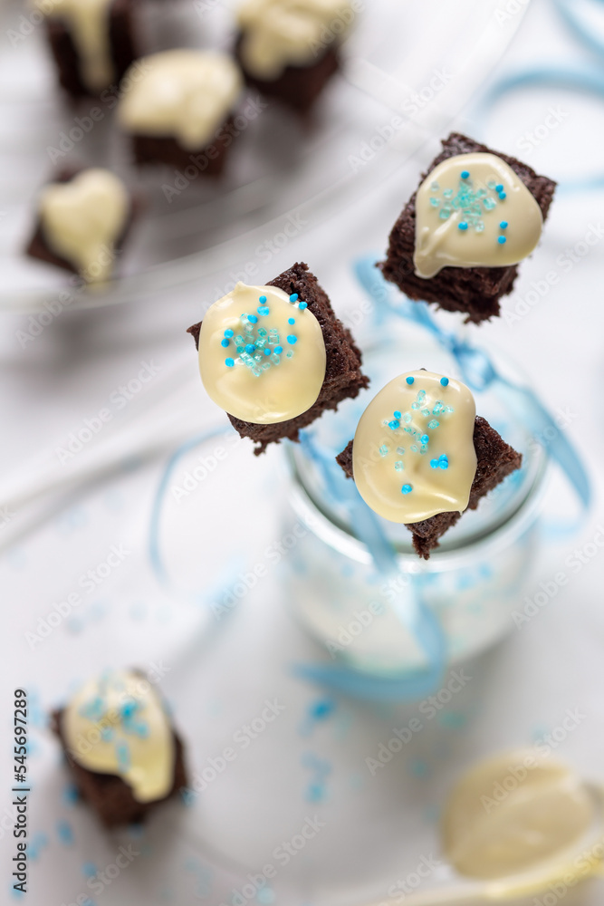 Süße Brownie mit weißer Schokolade und blauen Zuckerstreusel stecken ...