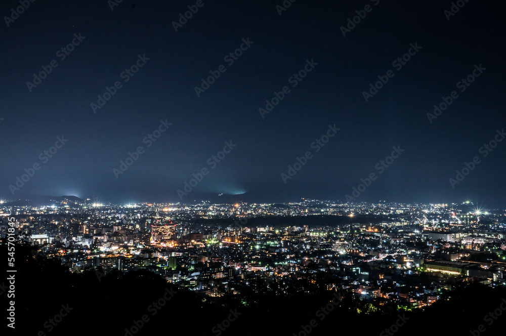 将軍塚・青龍殿の展望台から眺めた、冬の京都の夜景