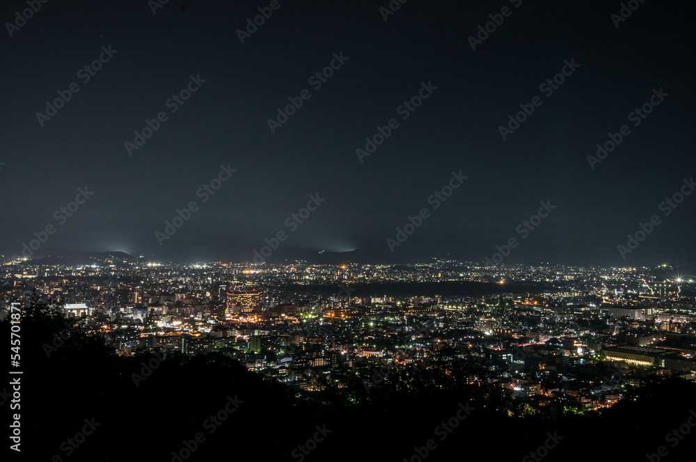 将軍塚・青龍殿の展望台から眺めた、冬の京都の夜景