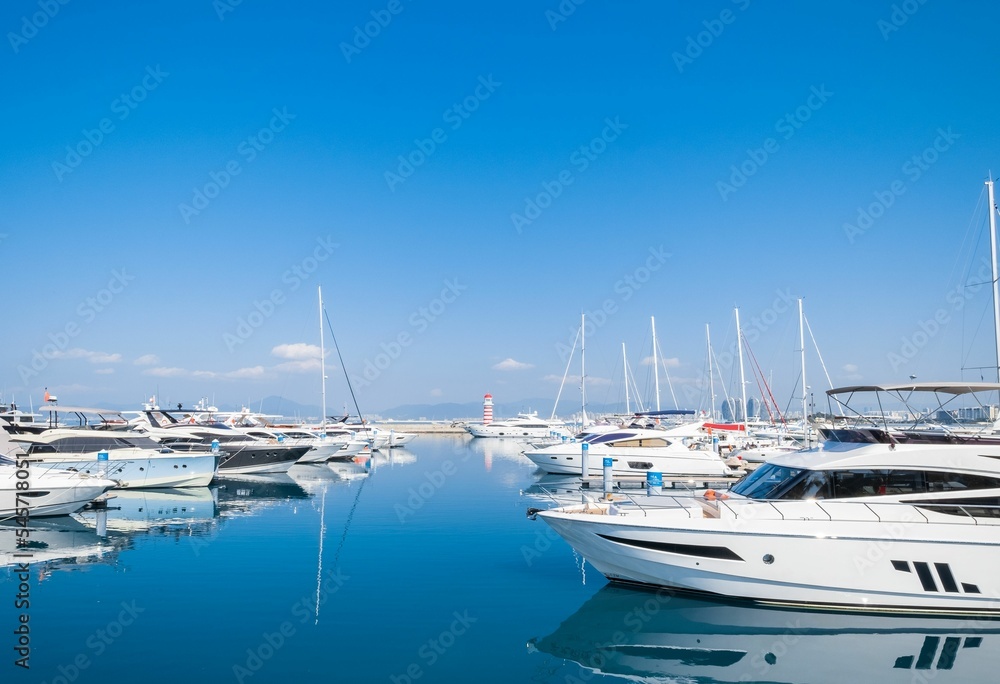 Fototapeta premium Boats parked in the blue sea under a clear sky