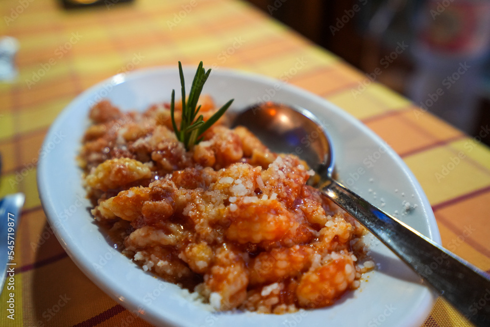 Hausgemachte traditionelle Nudeln mit Tomatensauce auf Sardinien Hausgemachte traditionelle Nudeln mit Tomatensauce auf Sardinien