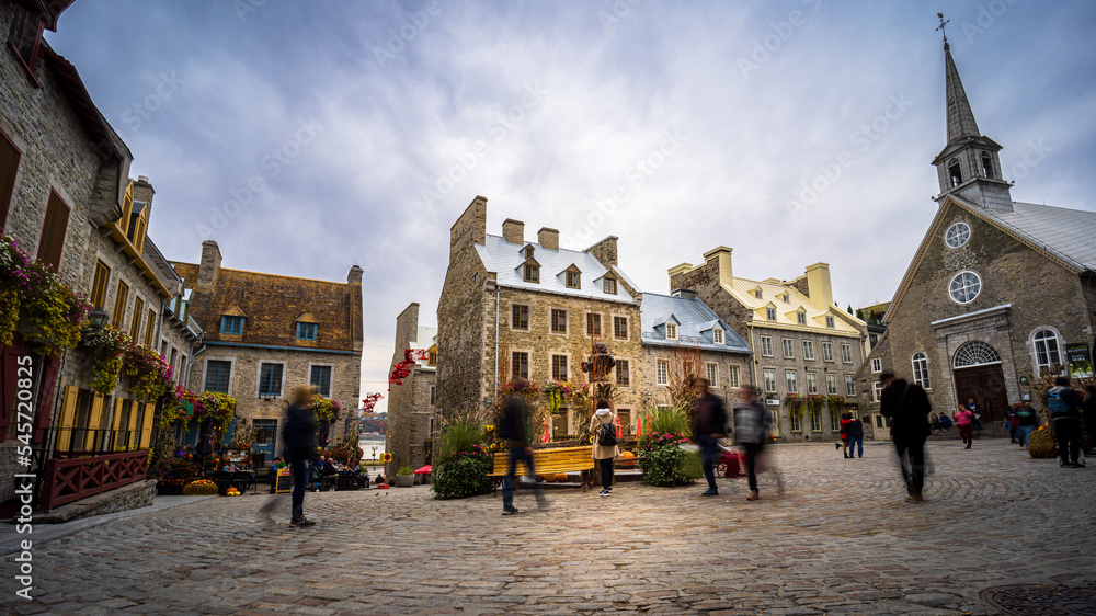 Fototapeta premium In the heart of the old town of Quebec there is the Place Royale where tourists admire the cobbled streets and stone houses of New France.
