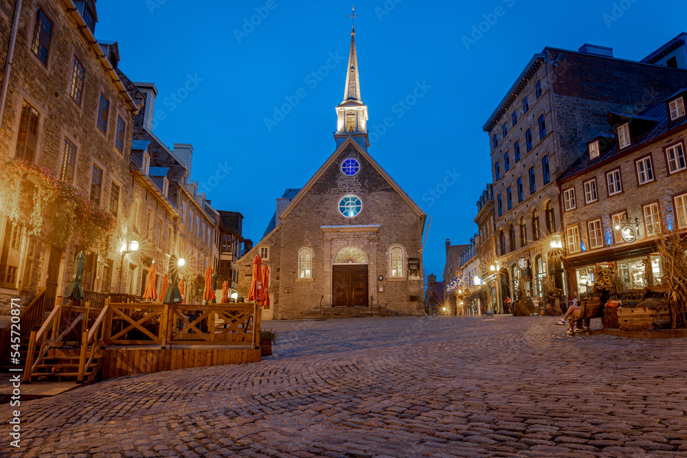 In the heart of the old town of Quebec there is the Place Royale where tourists admire the cobbled streets and stone houses of New France.