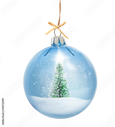 Weihnachtskugel aus Glas mit einem Weihnachtsbaum isoliert auf weissem Hinter...