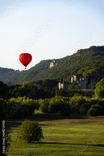 hot air balloon over chateaux in Dordogne