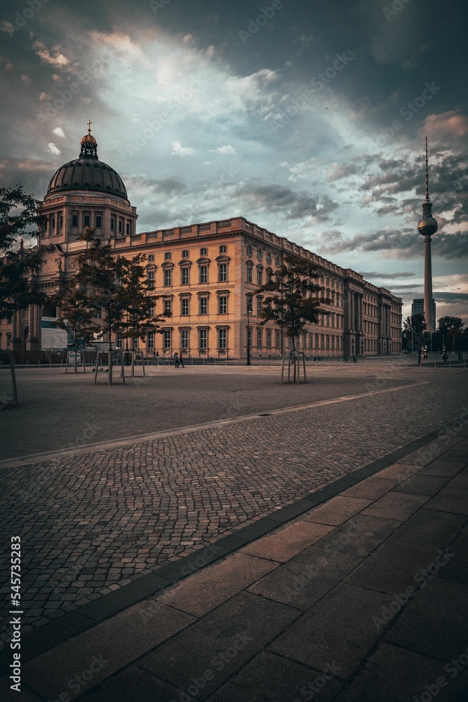 Obraz premium Vertical shot of the Berliner Dom at sunset