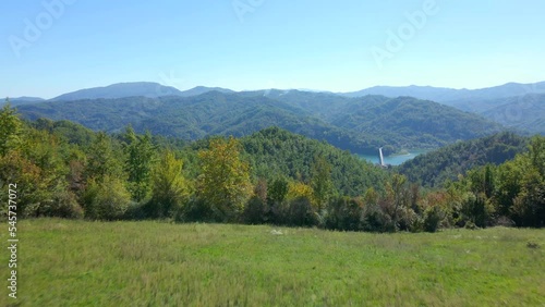Vallée verdoyante d'Italie centrale