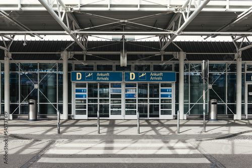 Geschlossene Eingangstür zum verlassenen Ankunftsbereich am Terminal 1 am Flughafen München, Bayern, Deutschland