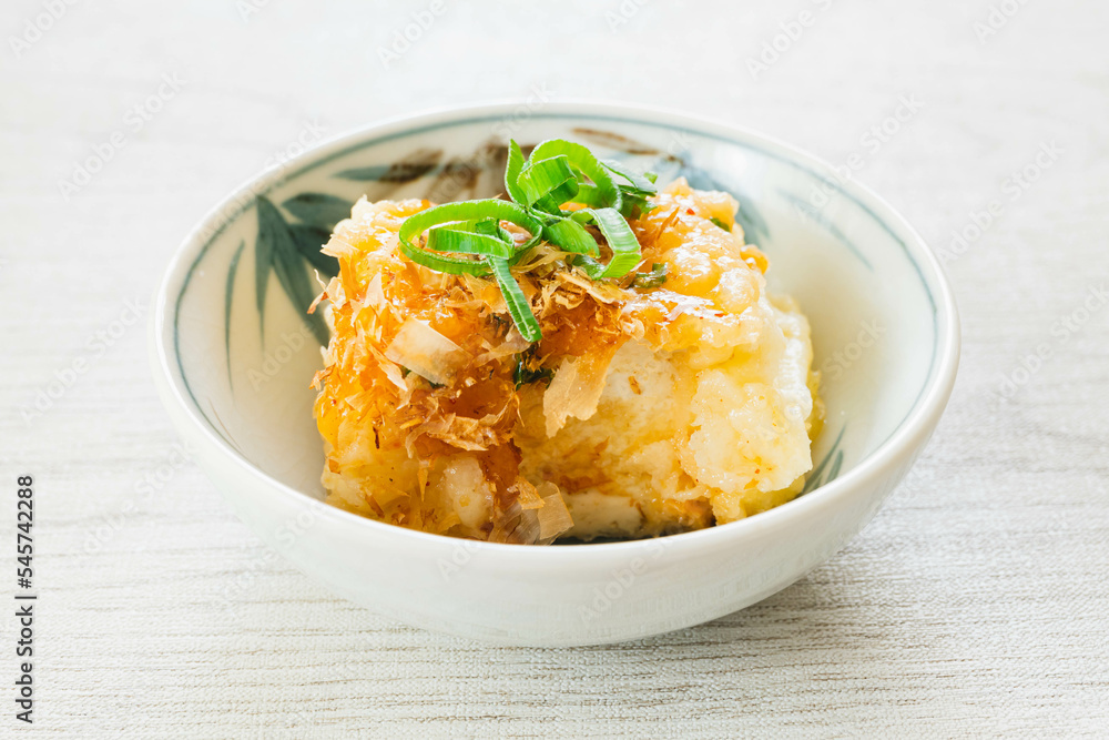 かつお節のかかった揚げ出し豆腐 かつお節のかかった揚げ出し豆腐