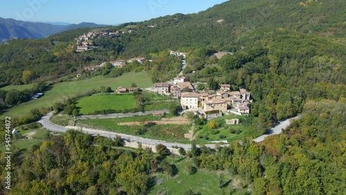 Village italien sur une colline.