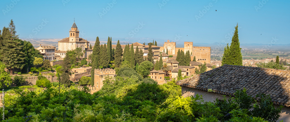 Vista del complejo histórico de la Alhambra en la ciudad de Granada, España