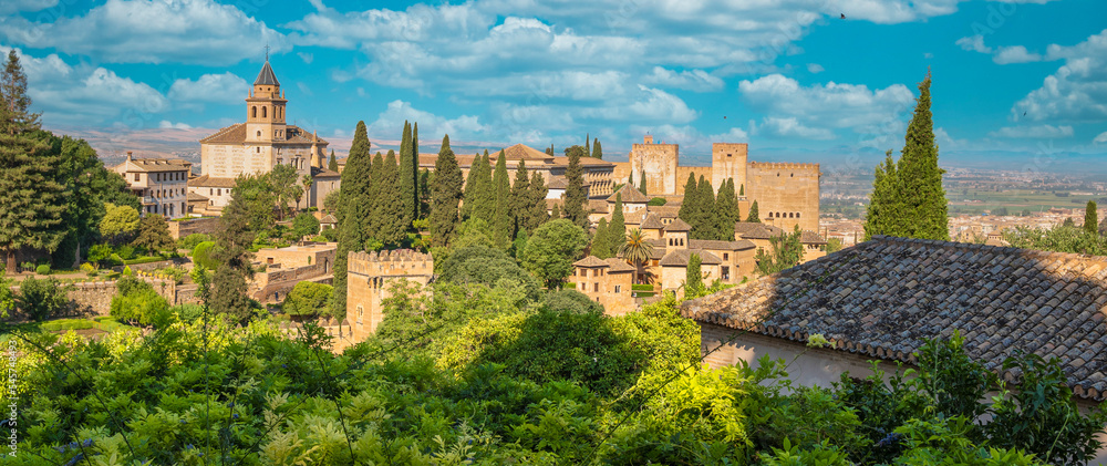 Vista del complejo histórico de la Alhambra en la ciudad de Granada, España