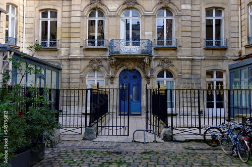 Façade d'immeuble ancien en pierre. Paris.