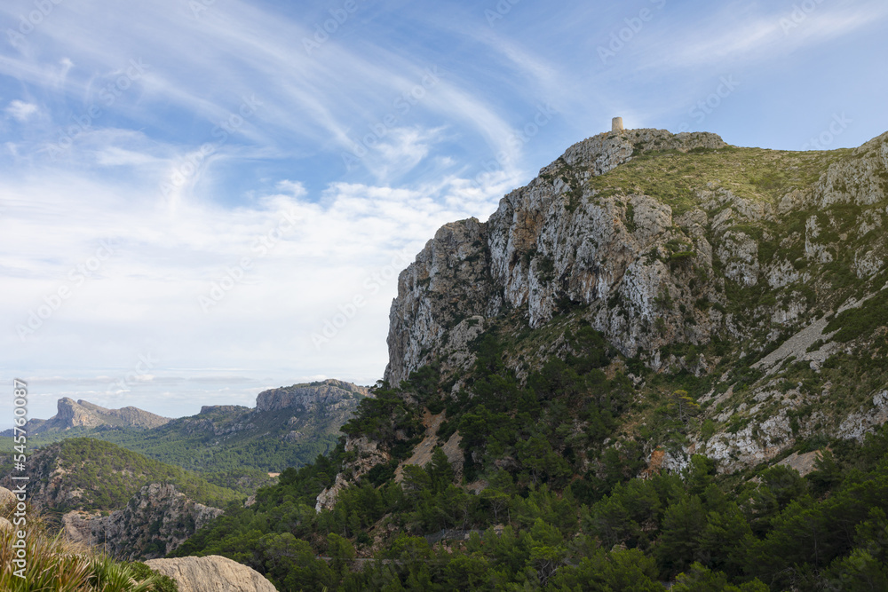 Talaia de Albercutx, en Mallorca. Antigua torre de vigilancia en la cima de una montaña de la Serra de Tramuntana de Mallorca, con vistas a la bahía del cabo de Formentor. Islas Baleares, España.