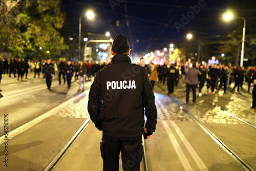 Policjanci prewencji podczas zabezpieczenia marszu 11 listopada wrocław 2022. 