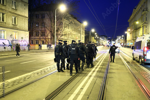 Policjanci prewencji podczas zabezpieczenia marszu 11 listopada wrocław 2022. 
