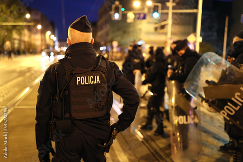 Policjanci prewencji podczas zabezpieczenia marszu 11 listopada wrocław 2022. 