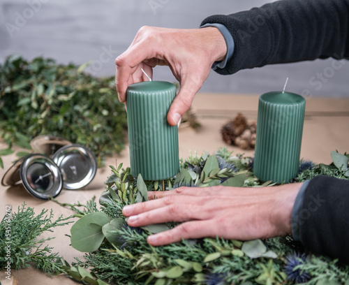 Wallpaper Mural Kranz binden mit Eukalyptus, Distel, Mimose und Zypresse, Adventskranz selber machen, moderne Dekoration für Weihnachten Torontodigital.ca