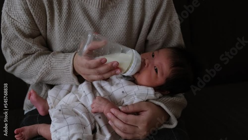 産後1か月0歳の新生児に母親がミルクをあげる様子を正面から撮影した動画 photo