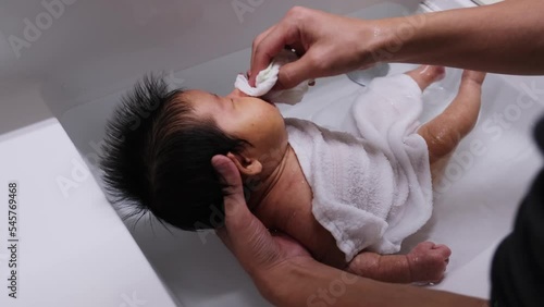 産後1か月0歳の新生児が洗面台で沐浴をしている動画 photo