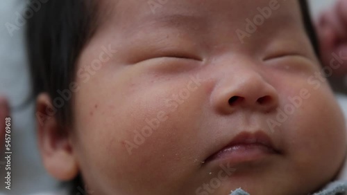 産後1か月0歳の新生児がぐっすり寝ている様子をアップで撮影した動画 photo