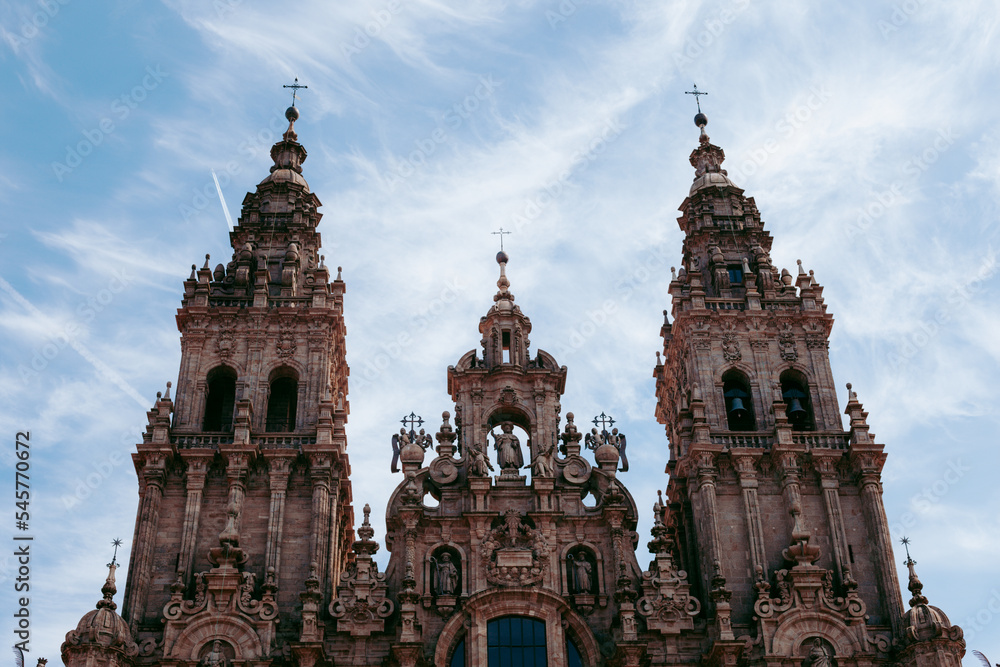 La cattedrale di Santiago, la storia del cammino, i pellegrini, l'architettura, la cultura del bello e i vicoli del centro storico.