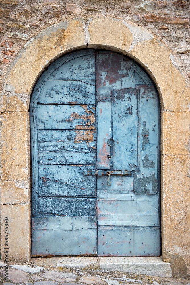 Vecchio portone rovinato, con chiavistello