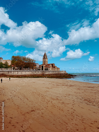 Gijon, Spagna. Ridente e coloratissima città spagnola. La spiaggia. Architettura storica, cultura del bello misto a design moderno.