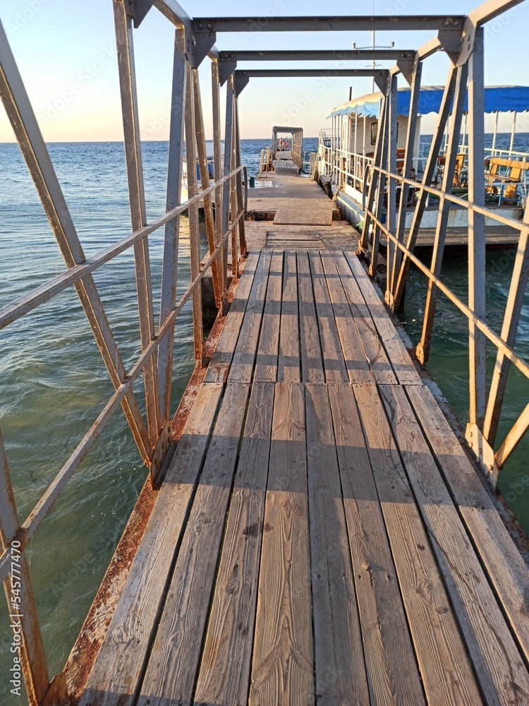 Obraz premium wooden pier in the sea