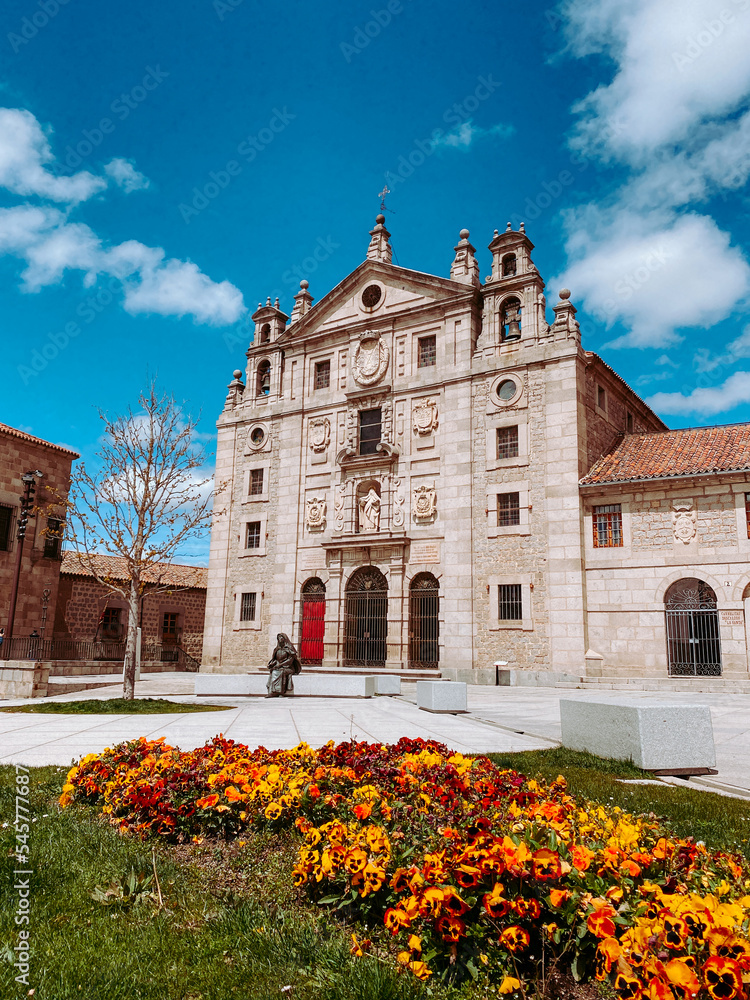 Avila, Spagna. Ridente e coloratissima città spagnola. Architettura storica, cultura del bello, chiesa, mura cittadine.